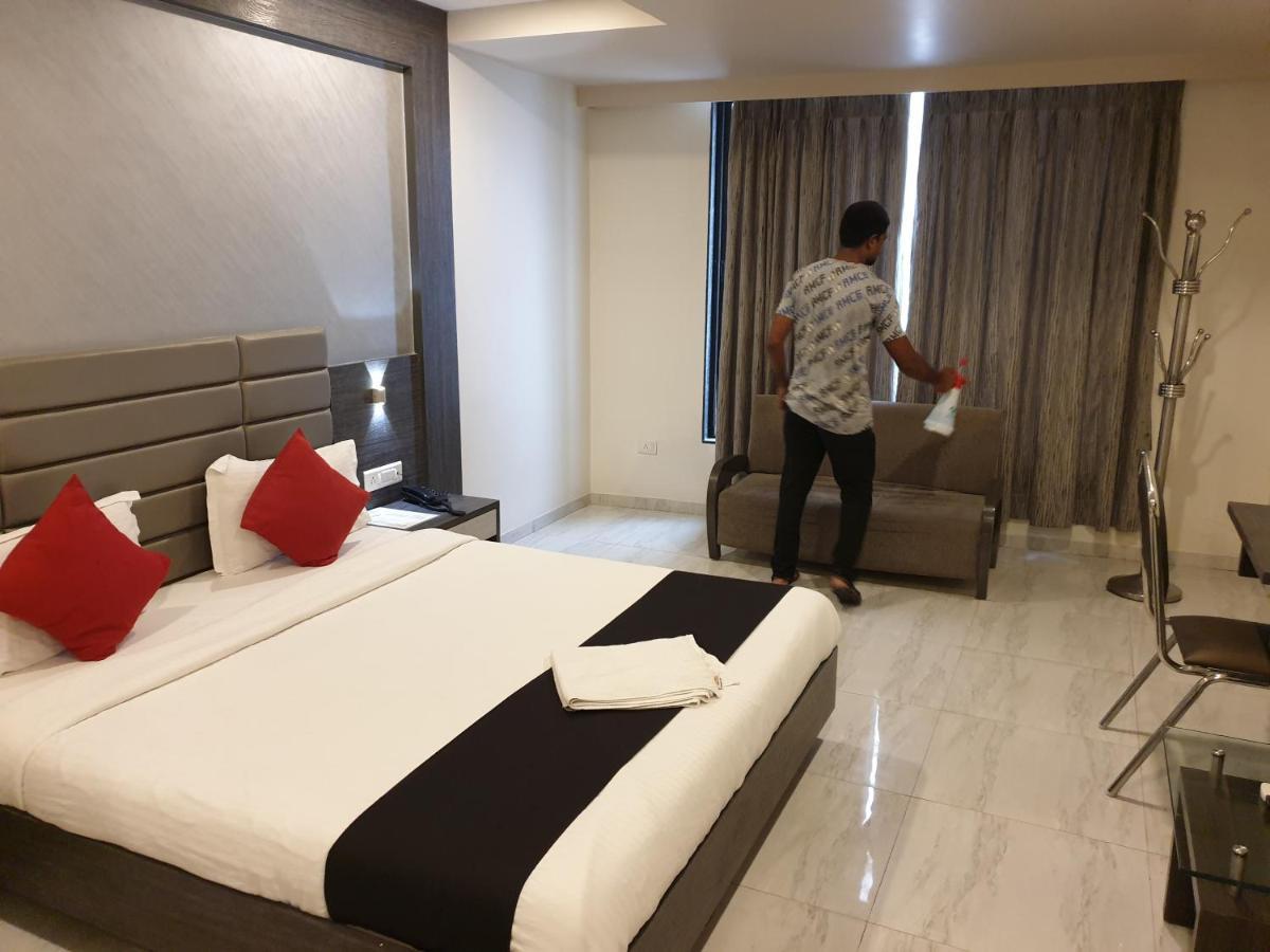 Hotel Unity Ахмедабад Екстериор снимка