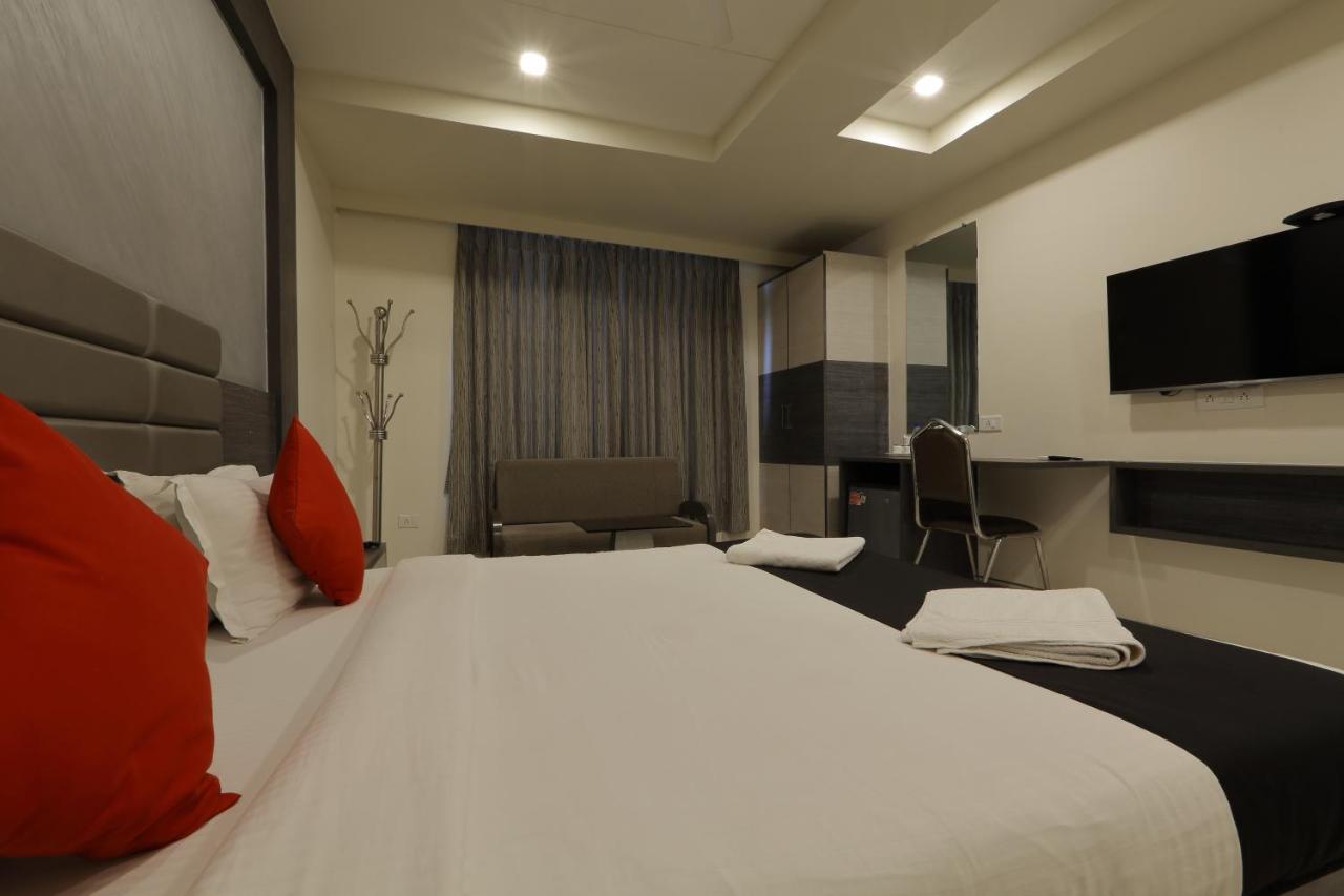 Hotel Unity Ахмедабад Екстериор снимка