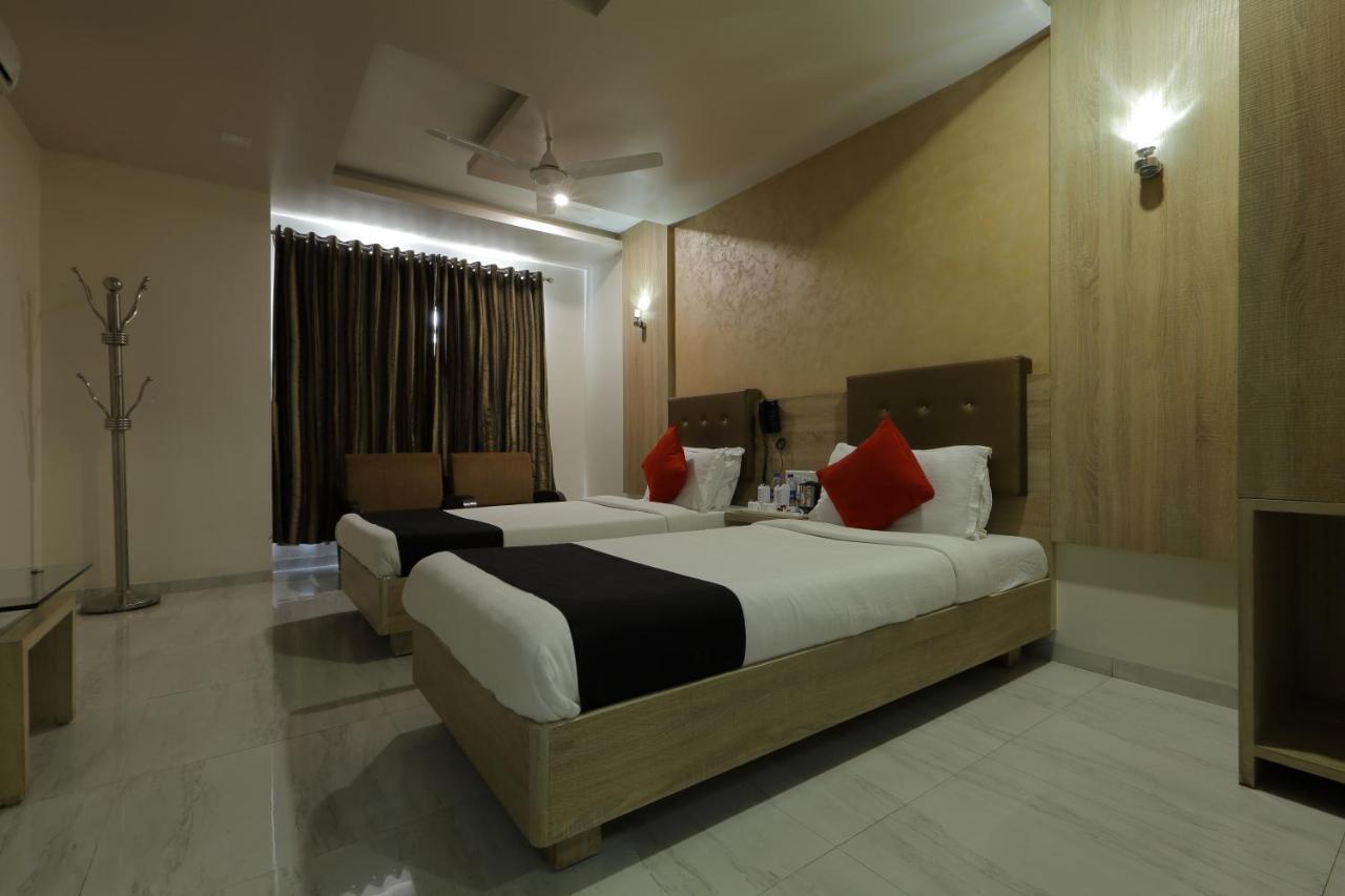 Hotel Unity Ахмедабад Екстериор снимка