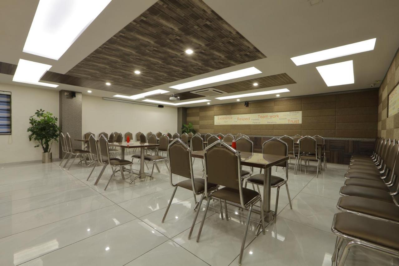 Hotel Unity Ахмедабад Екстериор снимка